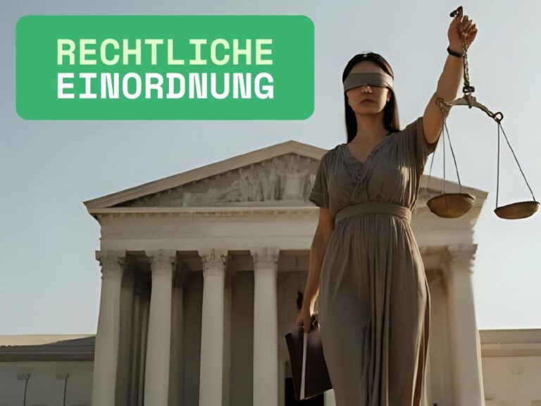 Eine Frau mit verbundenen Augen, die eine Waage hält, steht vor einem Gerichtsgebäude; der Text lautet RECHTLICHE EINORDNUNG auf Deutsch.