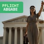 Eine Richterin mit verbundenen Augen hält eine Waage vor einem Gerichtsgebäude, darüber steht PFLICHTABGABE in einem grünen Kasten.
